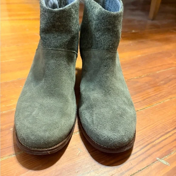 Stylish Gray Ankle Boots - Picture 5 of 6